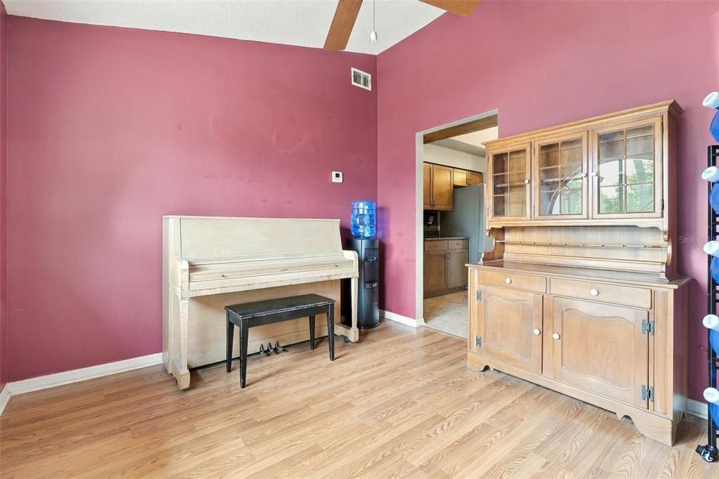 Activo con contrato: $395,000 (2 camas, 2 baños, 1415 Pies cuadrados)