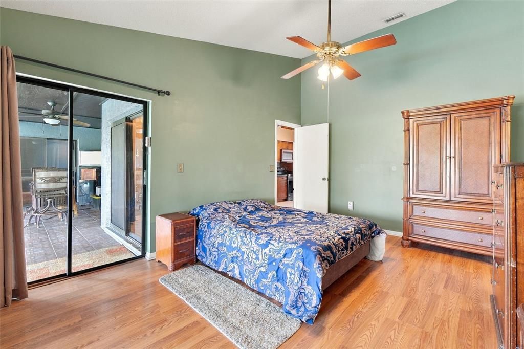 Activo con contrato: $395,000 (2 camas, 2 baños, 1415 Pies cuadrados)
