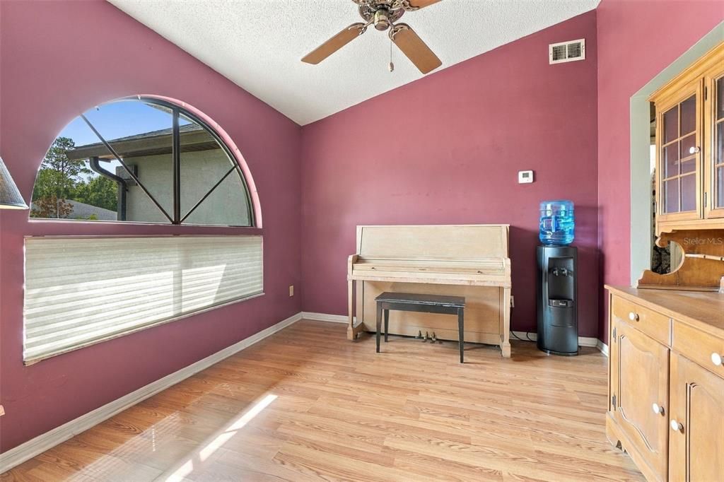 Activo con contrato: $395,000 (2 camas, 2 baños, 1415 Pies cuadrados)
