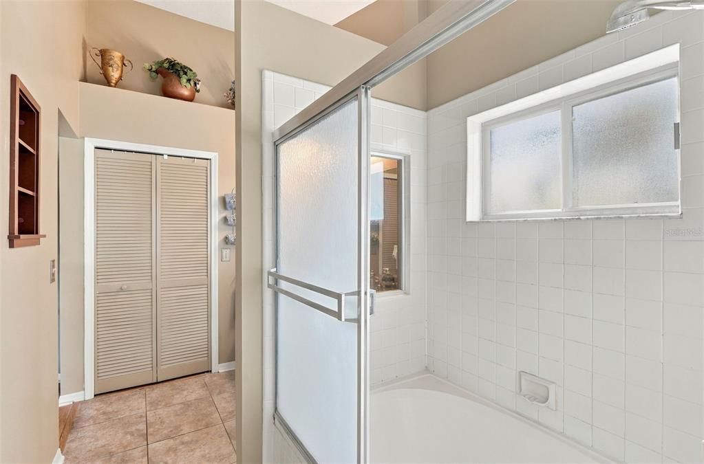 Activo con contrato: $395,000 (2 camas, 2 baños, 1415 Pies cuadrados)