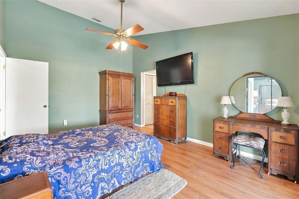 Activo con contrato: $395,000 (2 camas, 2 baños, 1415 Pies cuadrados)