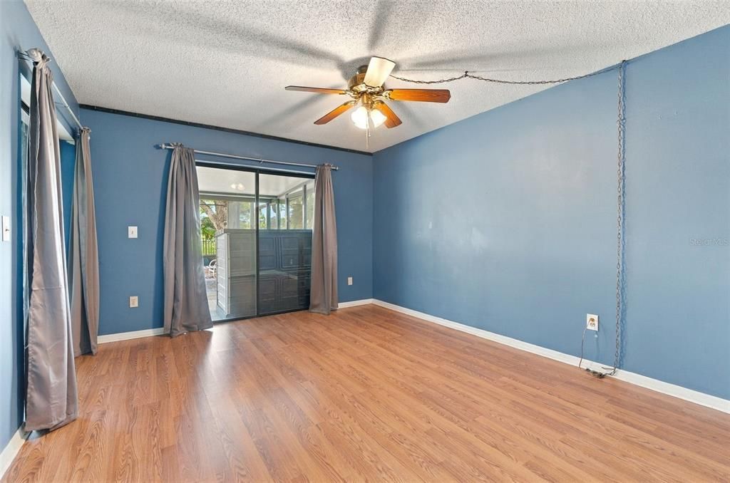 Activo con contrato: $395,000 (2 camas, 2 baños, 1415 Pies cuadrados)