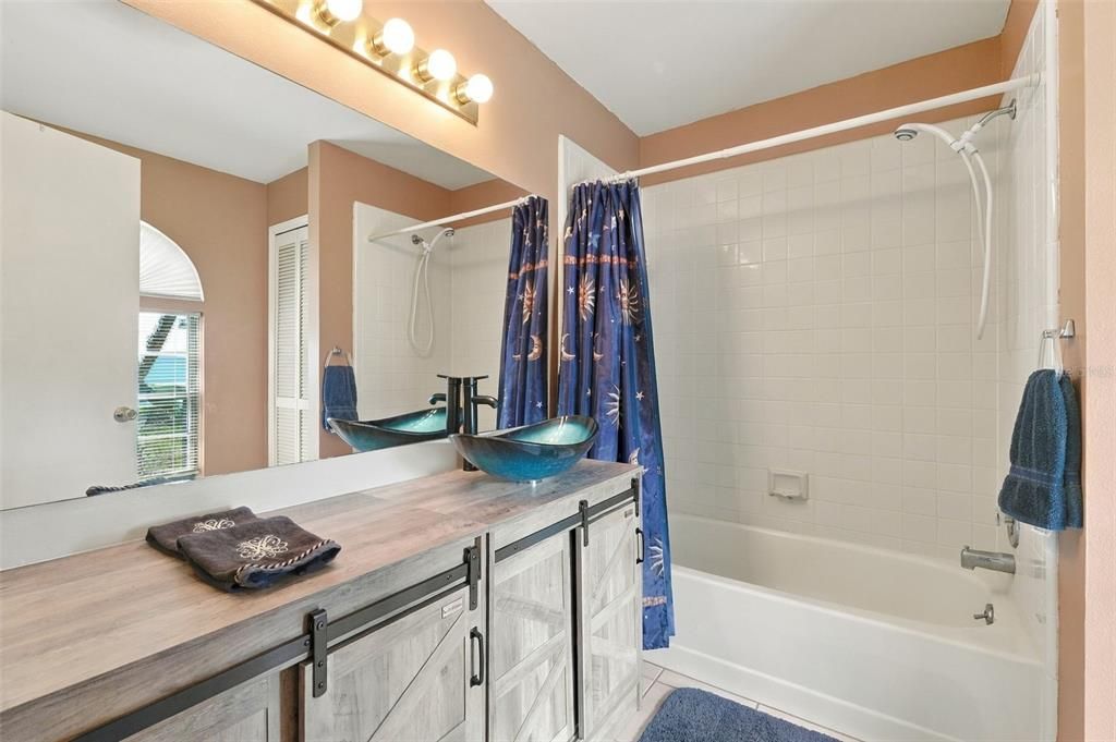 Activo con contrato: $395,000 (2 camas, 2 baños, 1415 Pies cuadrados)