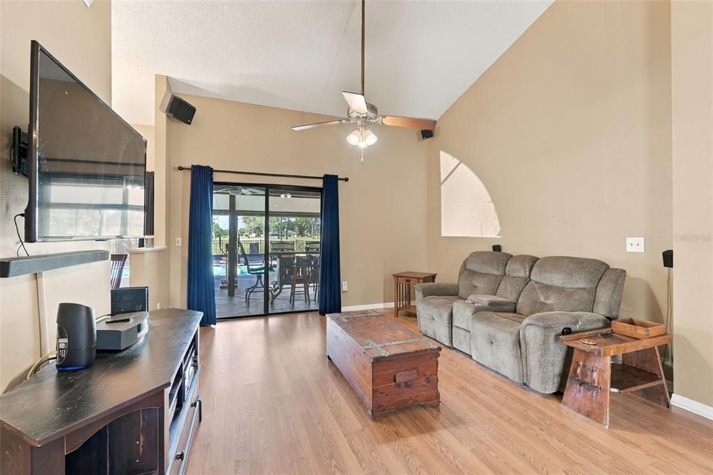 Activo con contrato: $395,000 (2 camas, 2 baños, 1415 Pies cuadrados)