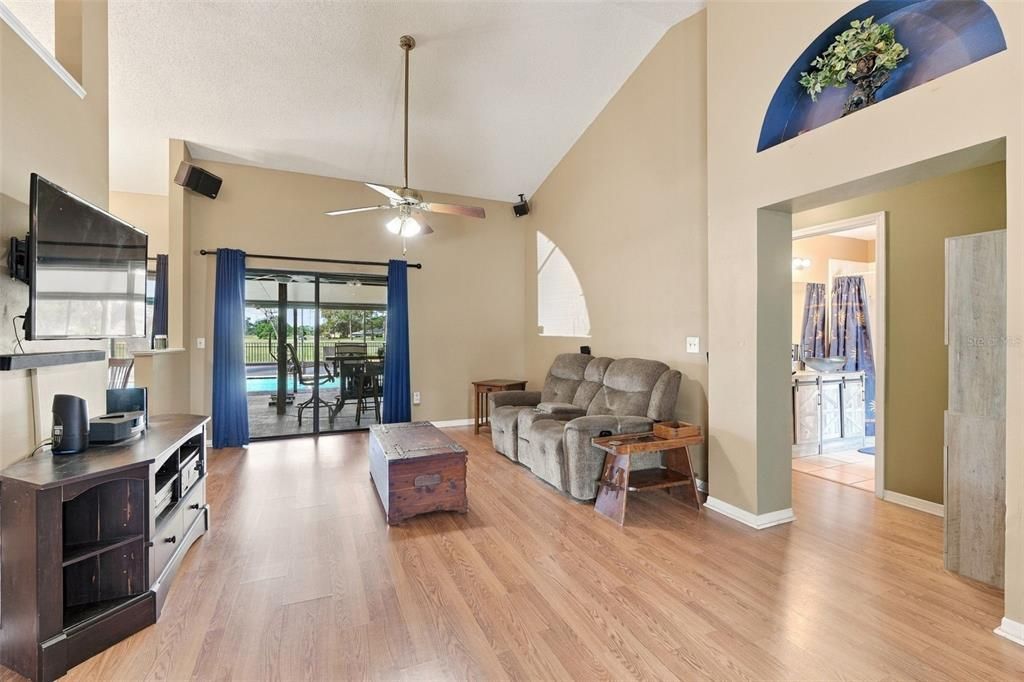 Activo con contrato: $395,000 (2 camas, 2 baños, 1415 Pies cuadrados)