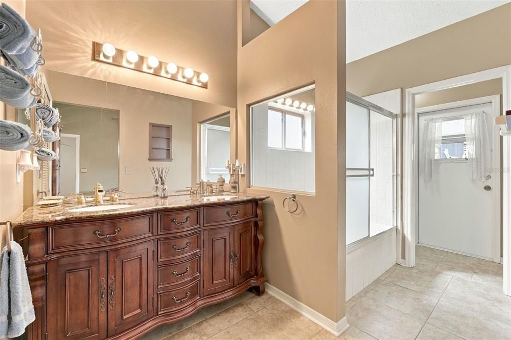 Activo con contrato: $395,000 (2 camas, 2 baños, 1415 Pies cuadrados)