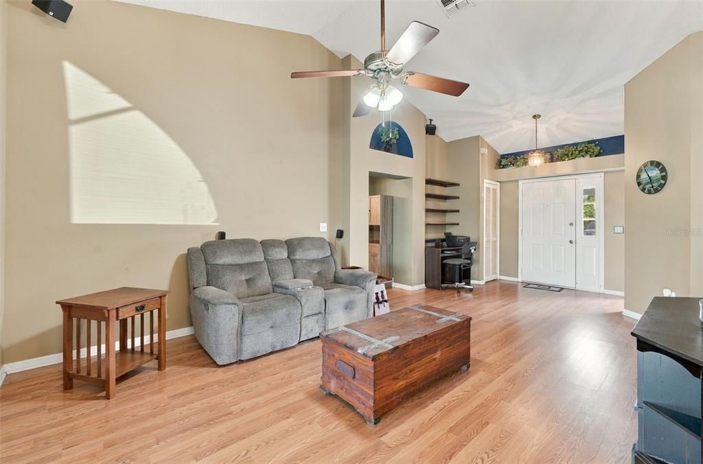 Activo con contrato: $395,000 (2 camas, 2 baños, 1415 Pies cuadrados)