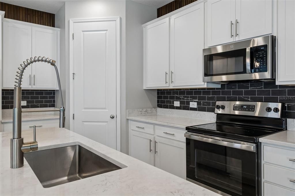 For Rent: $2,050 (3 beds, 2 baths, 1725 Square Feet)