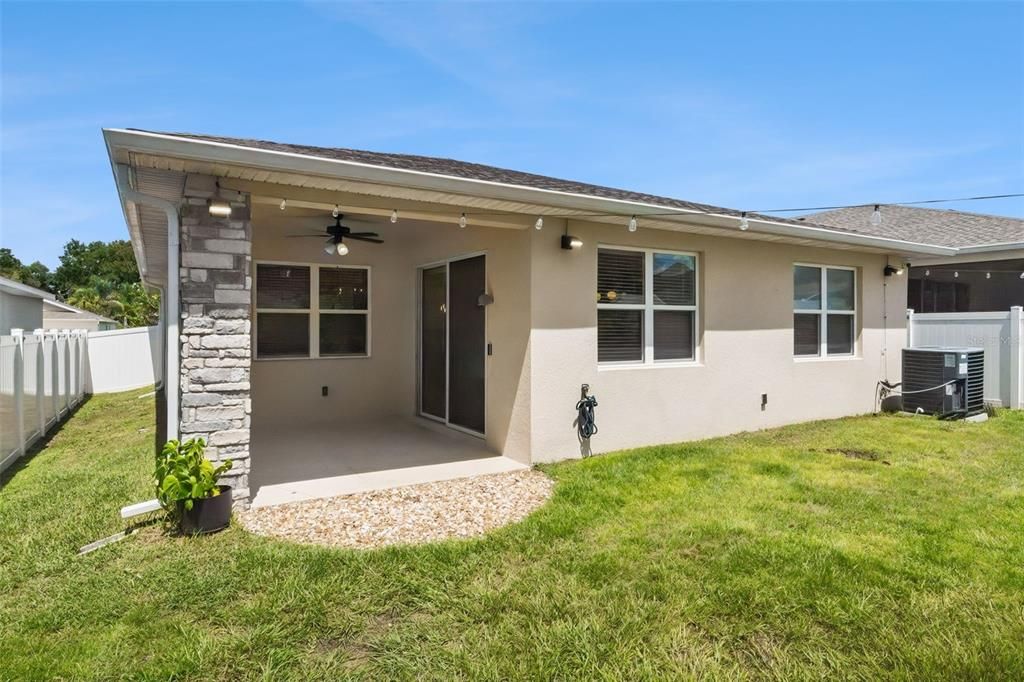 For Rent: $2,050 (3 beds, 2 baths, 1725 Square Feet)