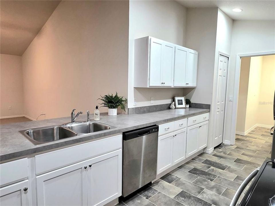 For Sale: $265,000 (3 beds, 2 baths, 1543 Square Feet)