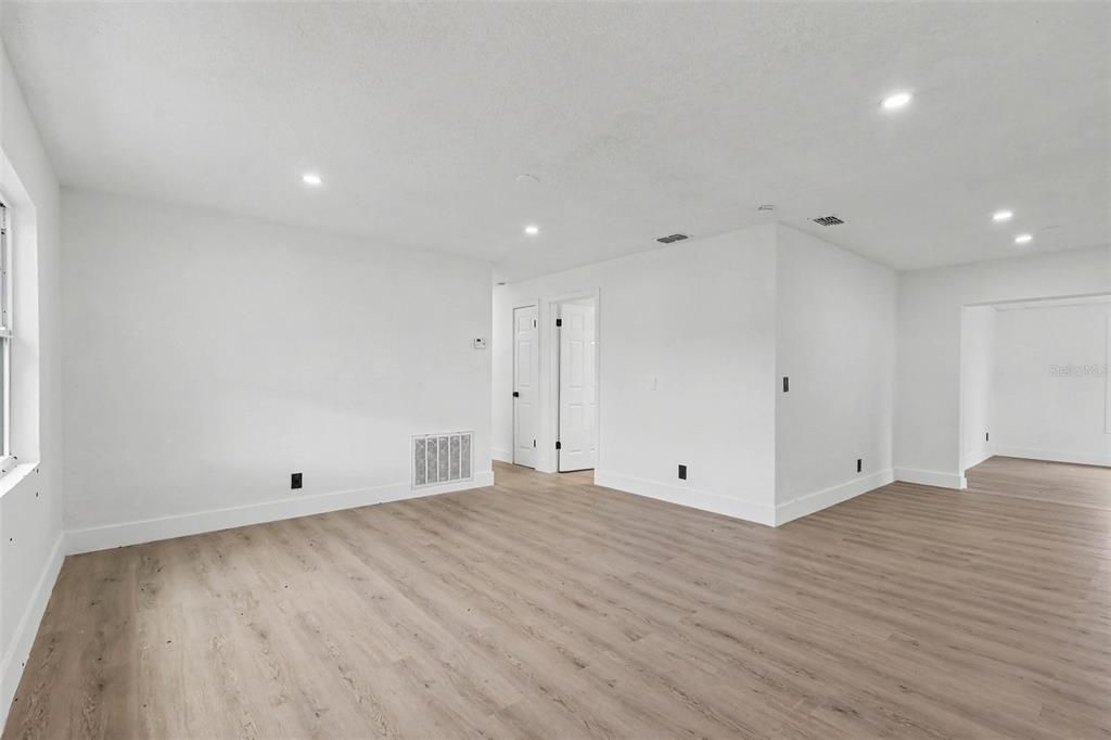 For Sale: $285,900 (3 beds, 2 baths, 1362 Square Feet)