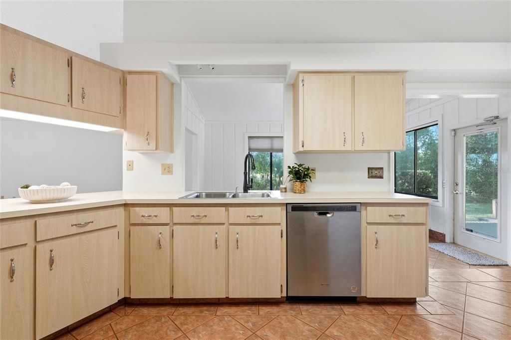 For Sale: $305,000 (3 beds, 2 baths, 1538 Square Feet)