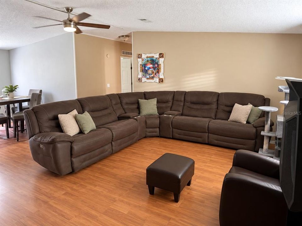 For Sale: $277,000 (3 beds, 2 baths, 1288 Square Feet)