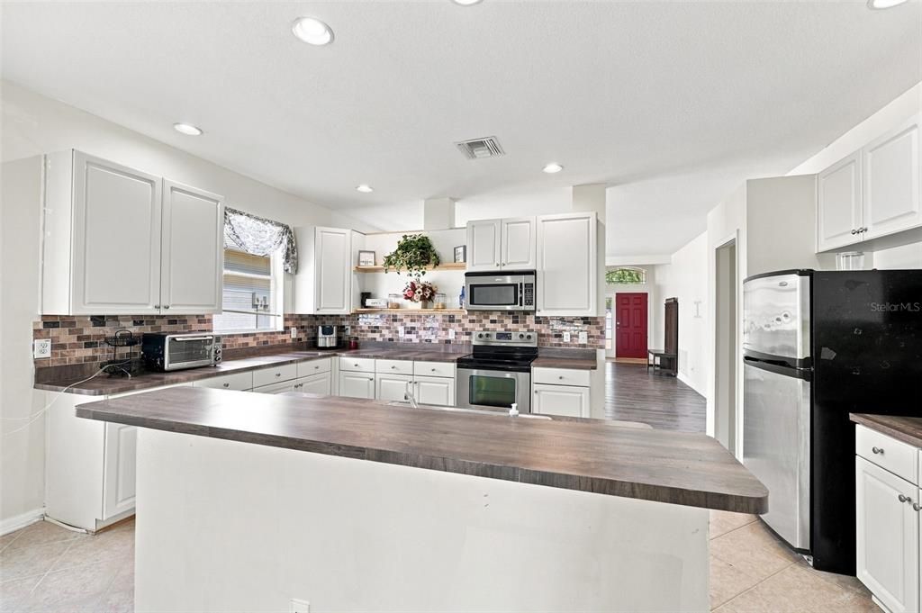 For Sale: $275,000 (4 beds, 2 baths, 1928 Square Feet)