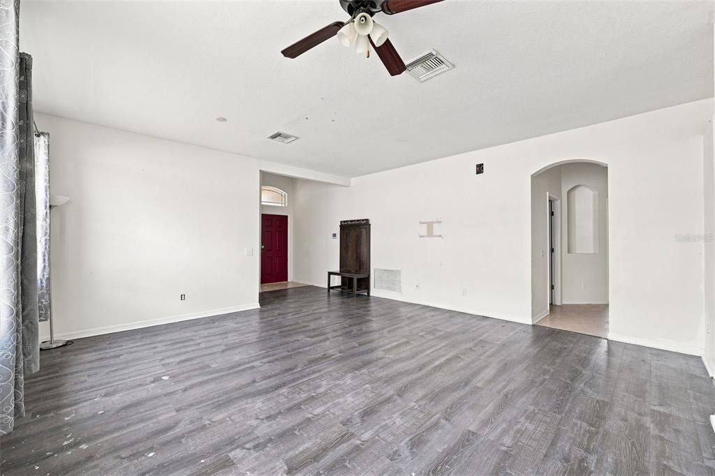 For Sale: $275,000 (4 beds, 2 baths, 1928 Square Feet)