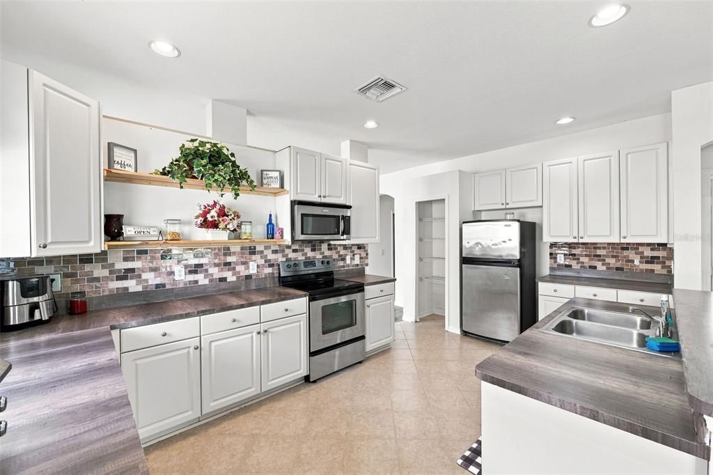 For Sale: $275,000 (4 beds, 2 baths, 1928 Square Feet)