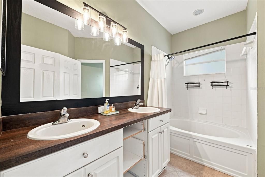 For Sale: $275,000 (4 beds, 2 baths, 1928 Square Feet)