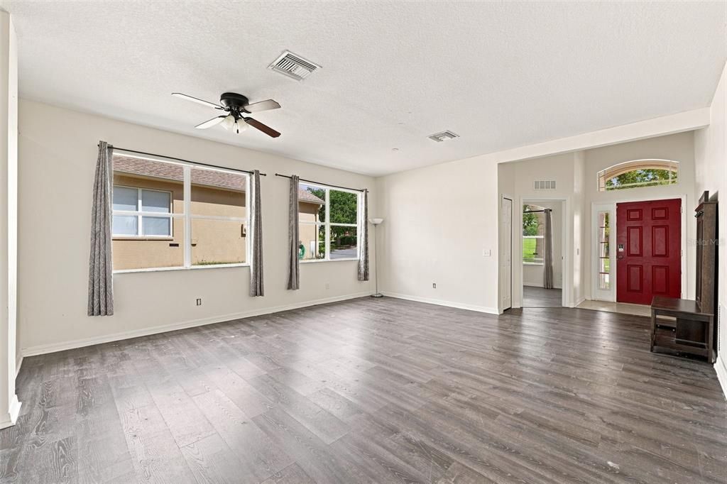 For Sale: $275,000 (4 beds, 2 baths, 1928 Square Feet)