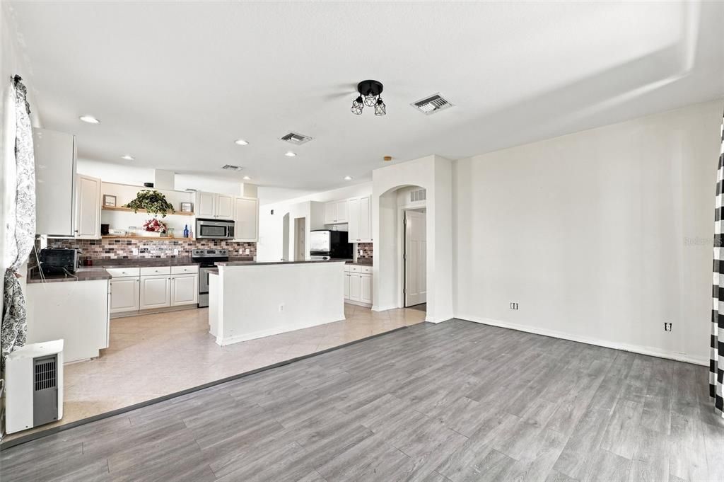 For Sale: $275,000 (4 beds, 2 baths, 1928 Square Feet)