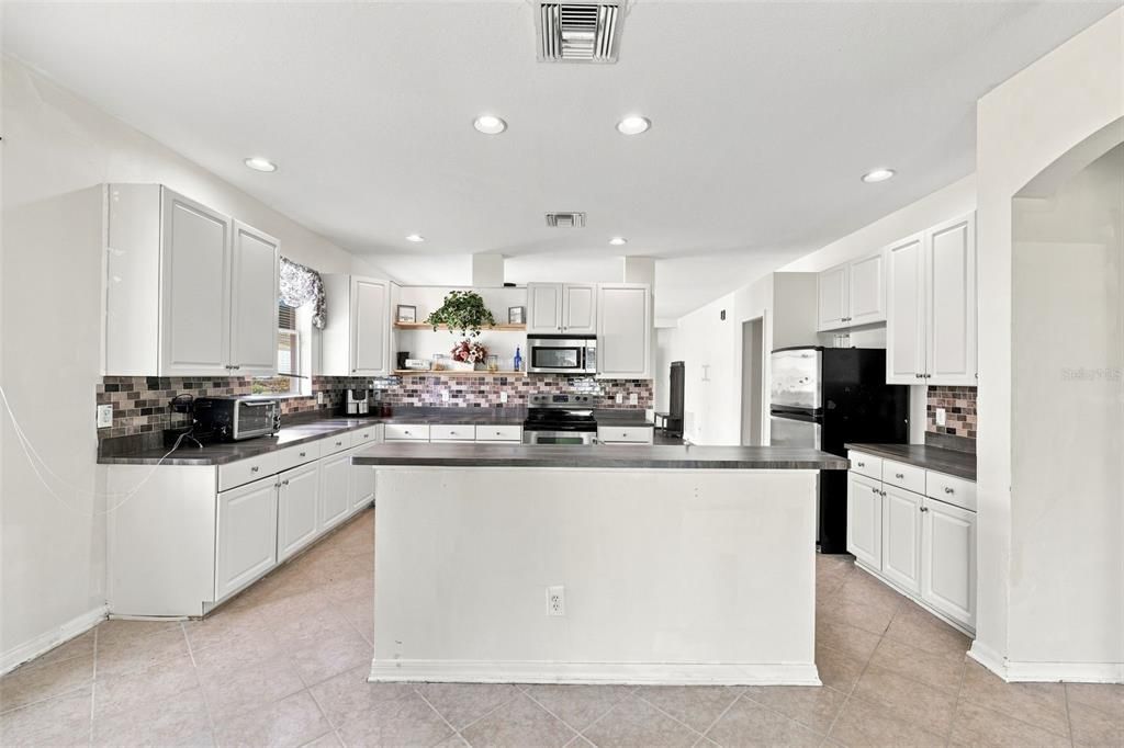 For Sale: $275,000 (4 beds, 2 baths, 1928 Square Feet)