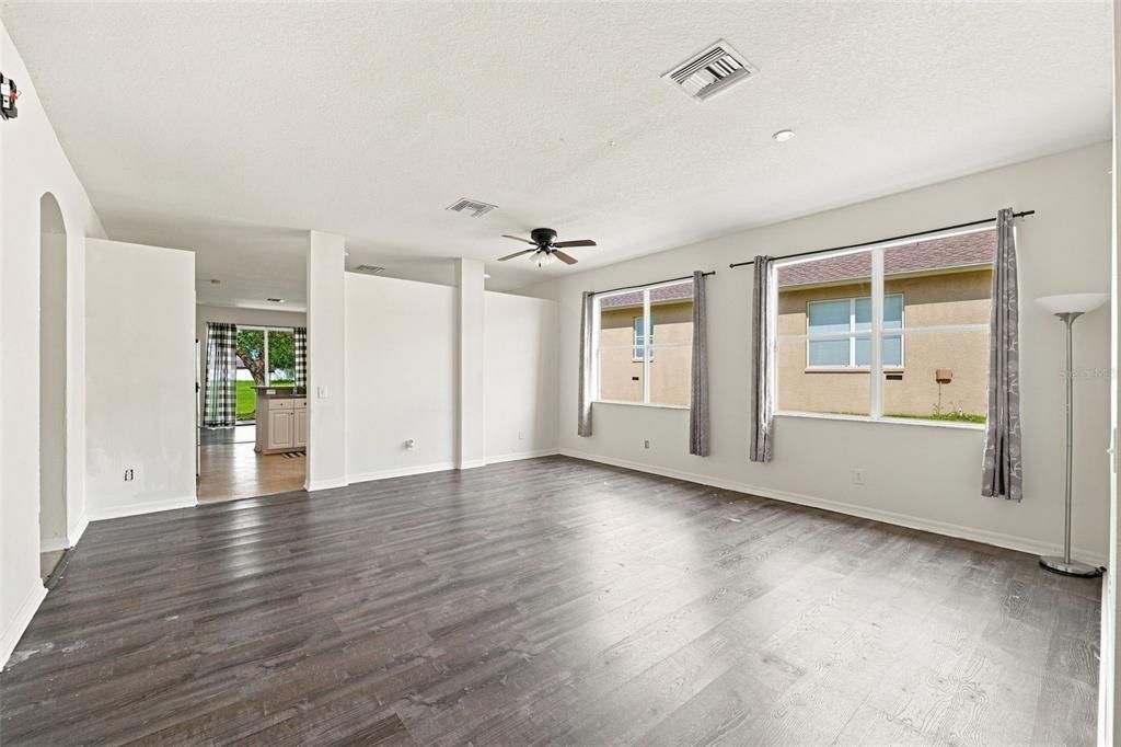 For Sale: $275,000 (4 beds, 2 baths, 1928 Square Feet)