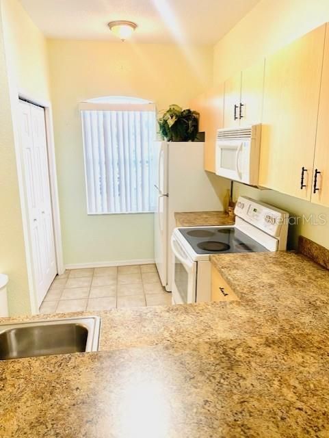 На продажу: $142,500 (2 спален, 2 ванн, 981 Квадратных фут)