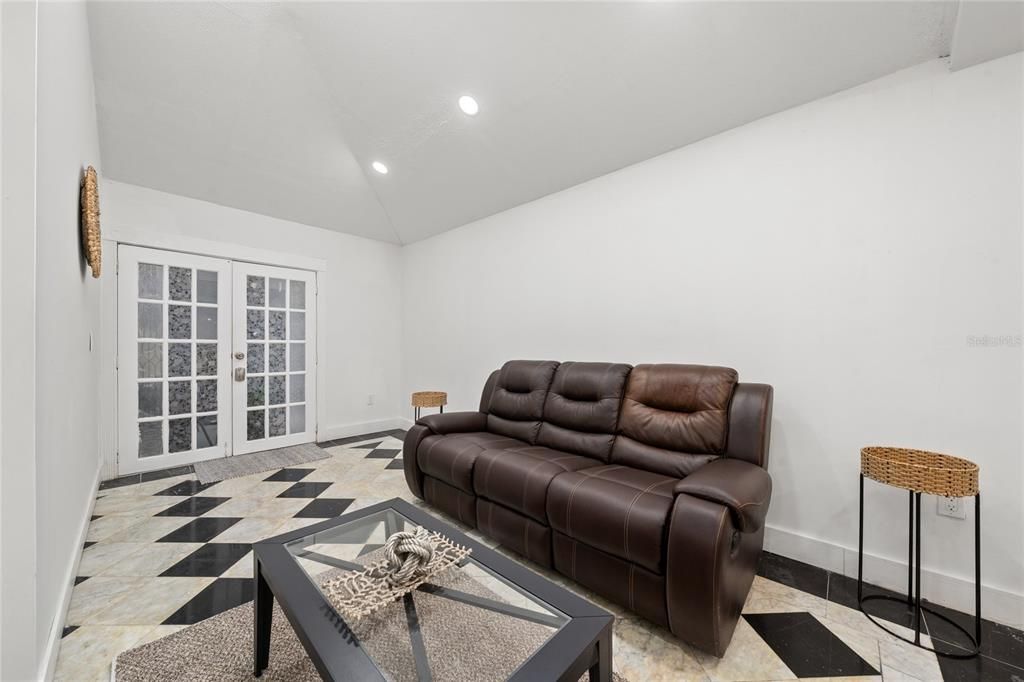 For Rent: $1,790 (2 beds, 1 baths, 1400 Square Feet)