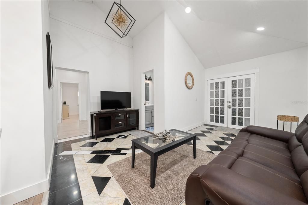 For Rent: $1,790 (2 beds, 1 baths, 1400 Square Feet)