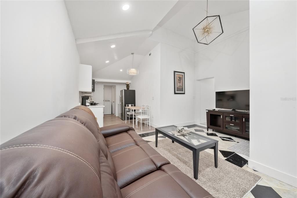 For Rent: $1,790 (2 beds, 1 baths, 1400 Square Feet)