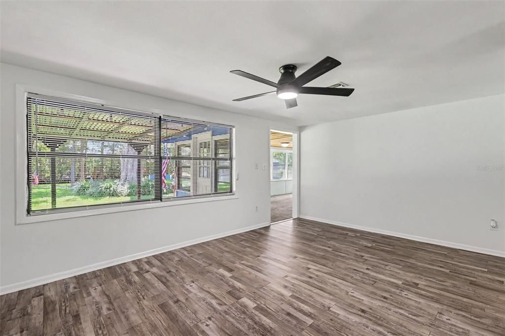 For Sale: $265,000 (2 beds, 1 baths, 1372 Square Feet)