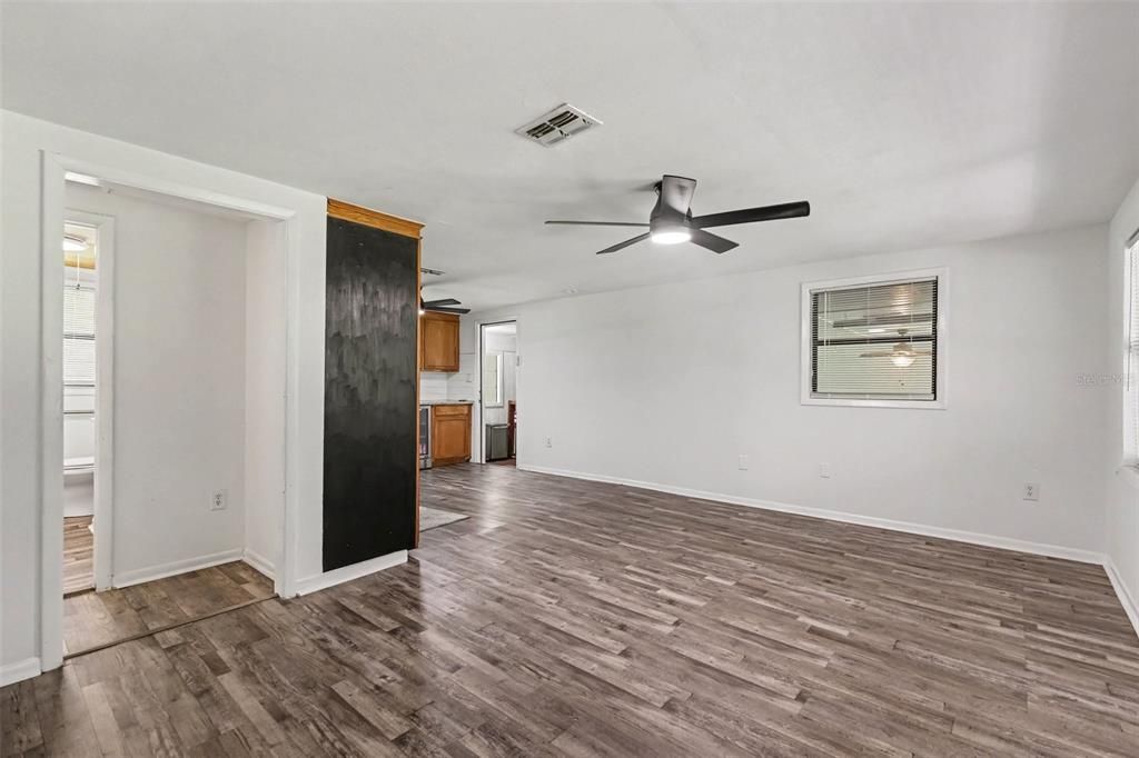 For Sale: $265,000 (2 beds, 1 baths, 1372 Square Feet)