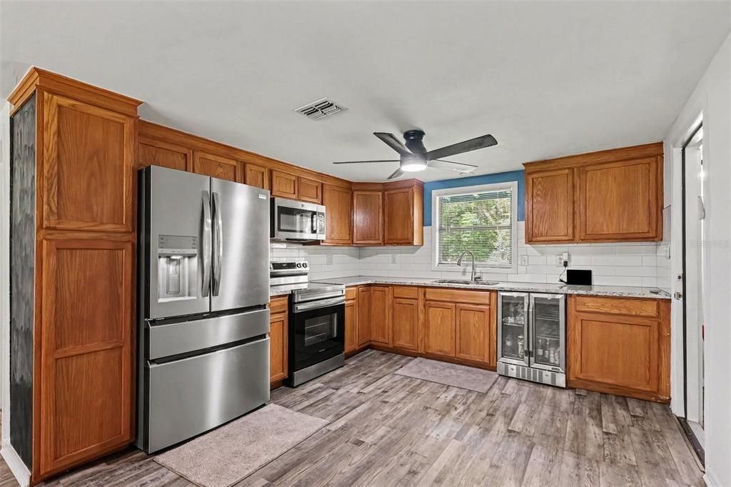 For Sale: $265,000 (2 beds, 1 baths, 1372 Square Feet)