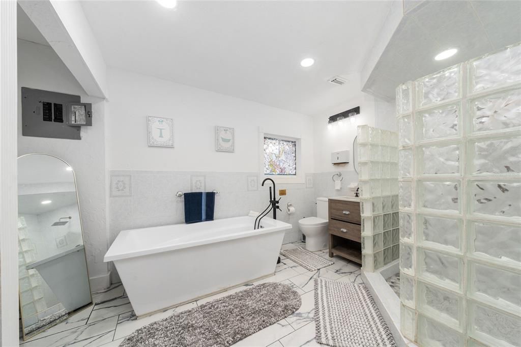 For Rent: $1,950 (2 beds, 2 baths, 1500 Square Feet)