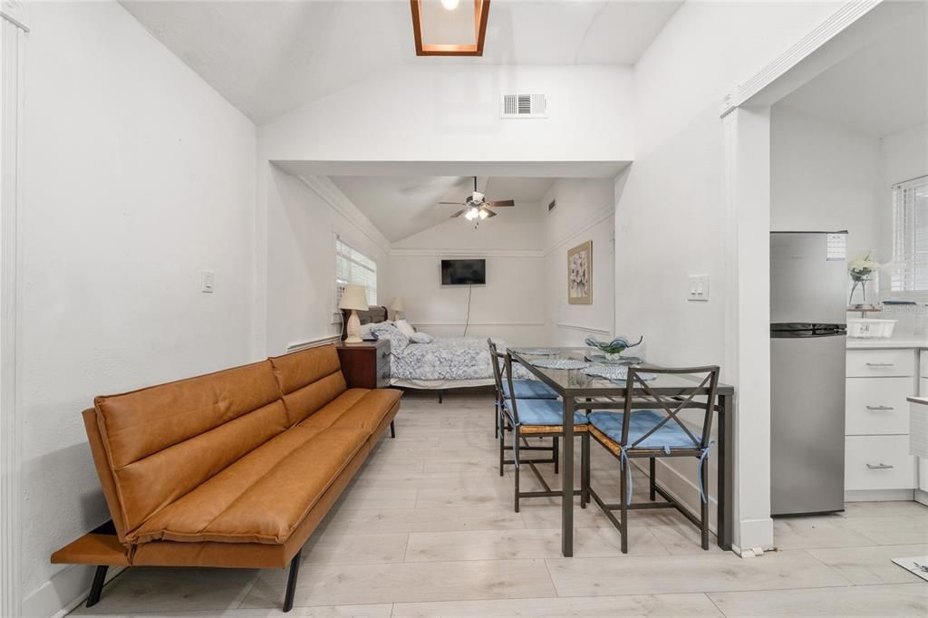 For Rent: $1,500 (1 beds, 1 baths, 1000 Square Feet)