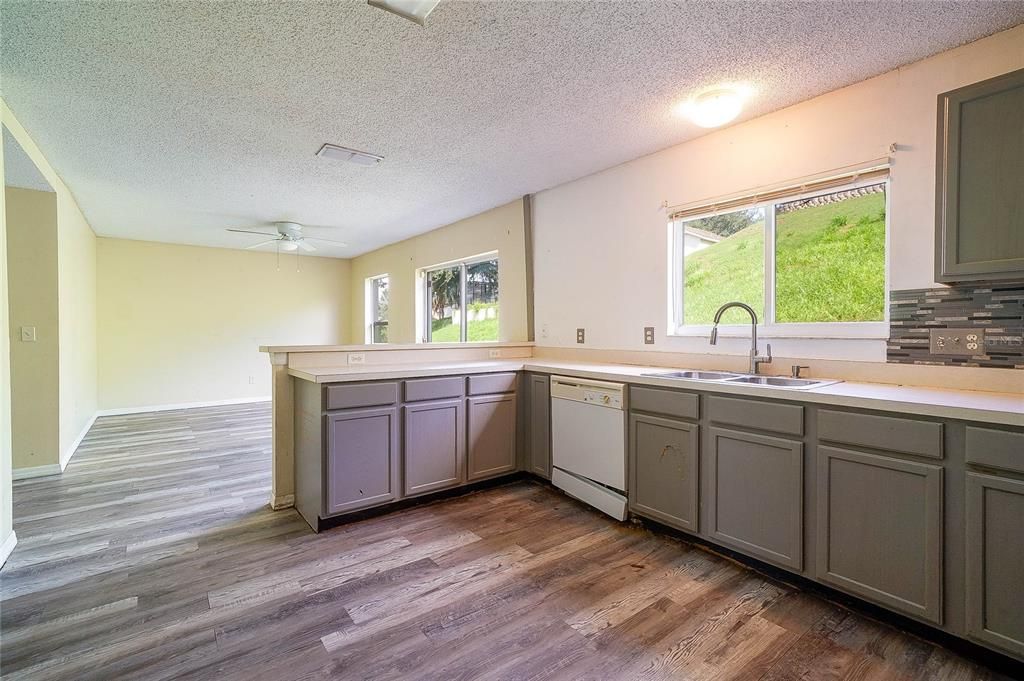 For Sale: $325,000 (4 beds, 2 baths, 2208 Square Feet)