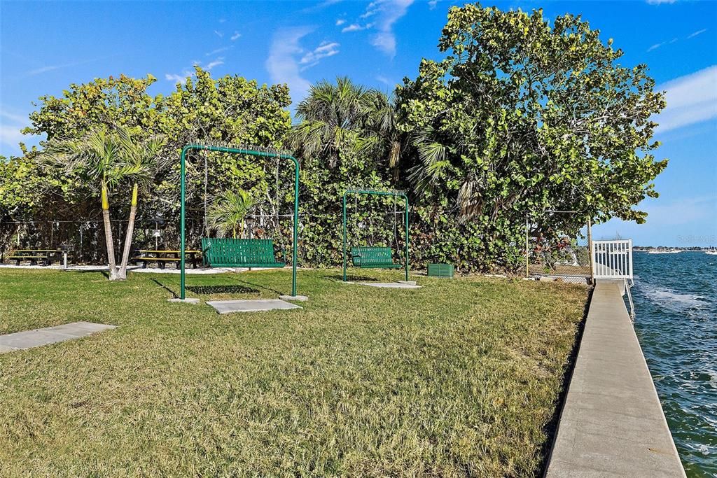 For Sale: $215,000 (2 beds, 2 baths, 1170 Square Feet)