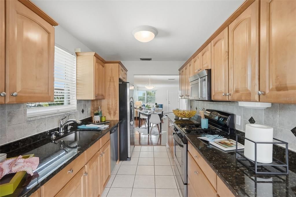 For Sale: $215,000 (2 beds, 2 baths, 1170 Square Feet)