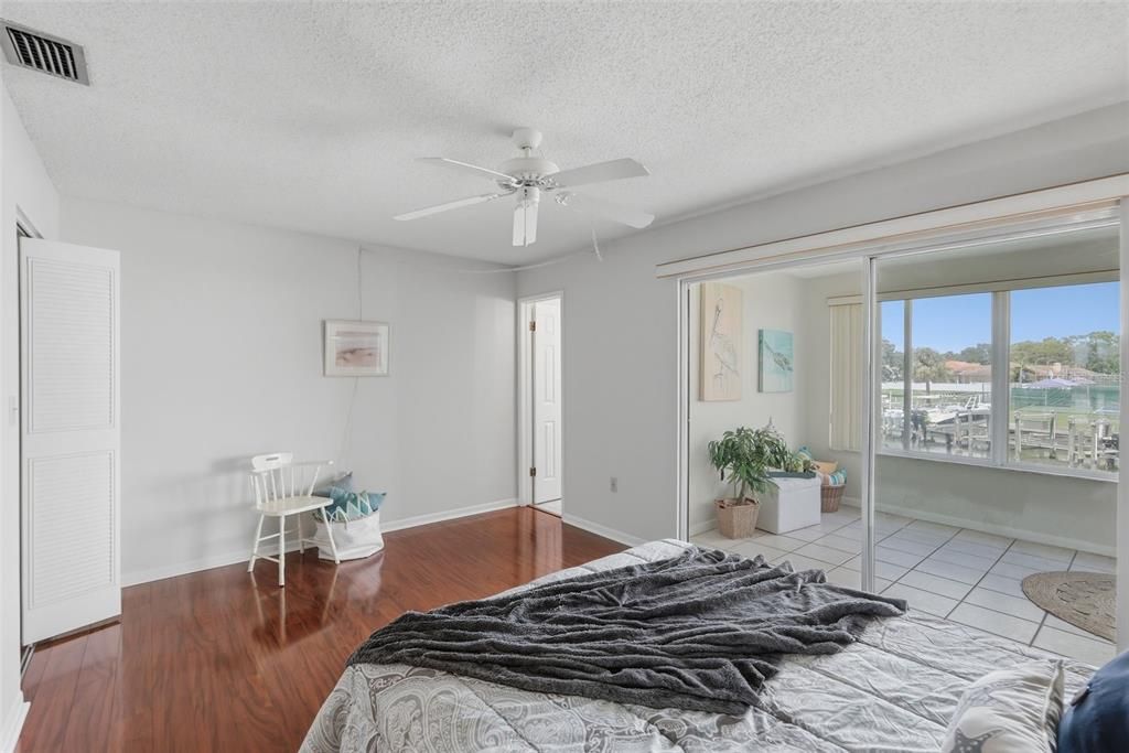 For Sale: $215,000 (2 beds, 2 baths, 1170 Square Feet)