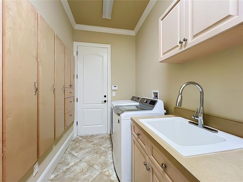 For Sale: $1,200,000 (6 beds, 4 baths, 3578 Square Feet)