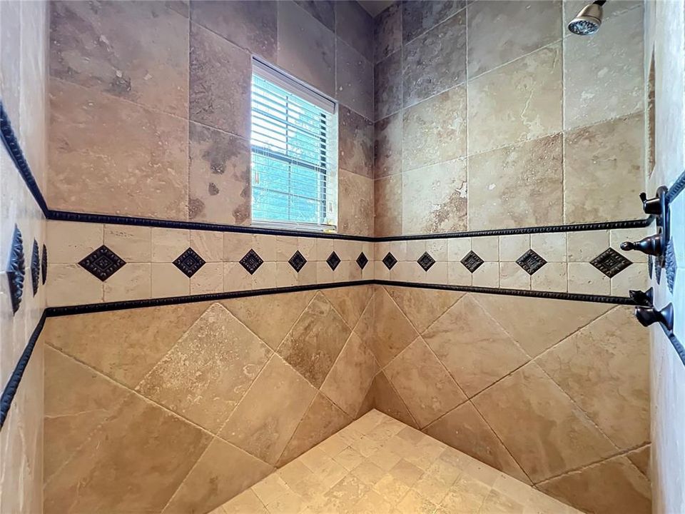 For Sale: $1,200,000 (6 beds, 4 baths, 3578 Square Feet)