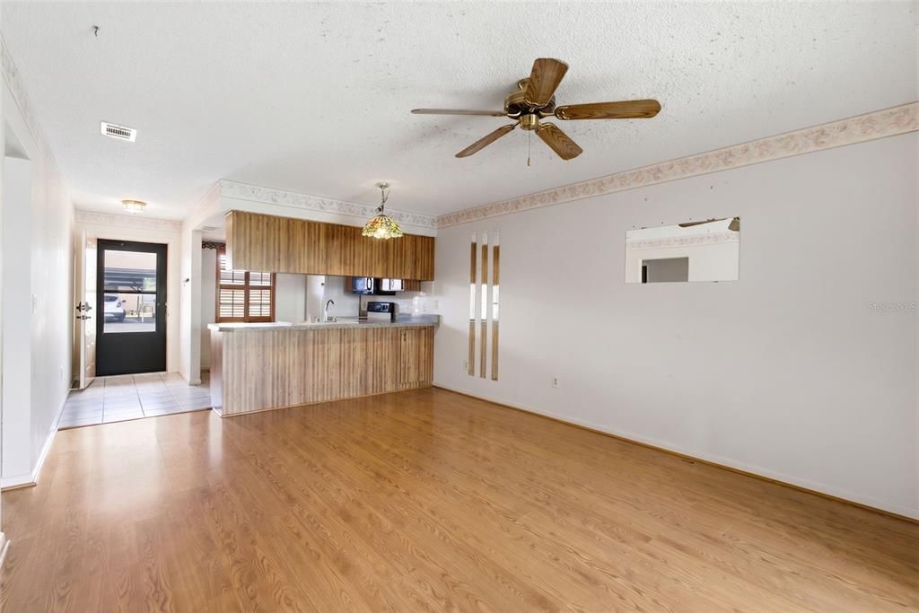 For Sale: $130,000 (2 beds, 1 baths, 921 Square Feet)