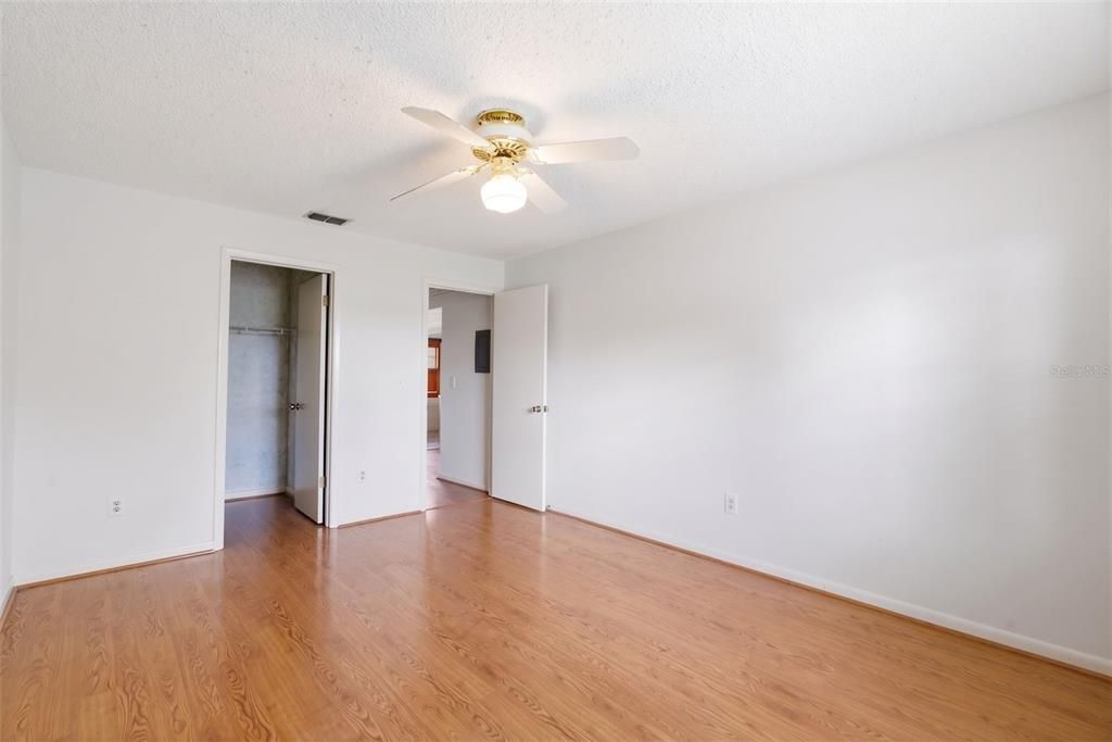 For Sale: $130,000 (2 beds, 1 baths, 921 Square Feet)
