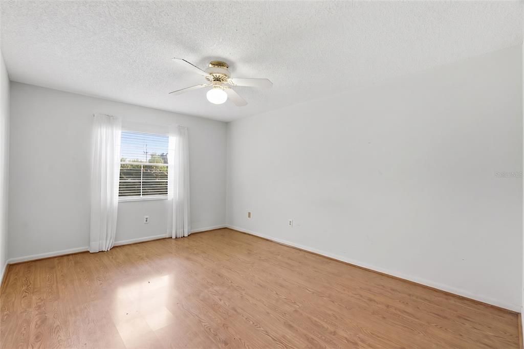 For Sale: $130,000 (2 beds, 1 baths, 921 Square Feet)