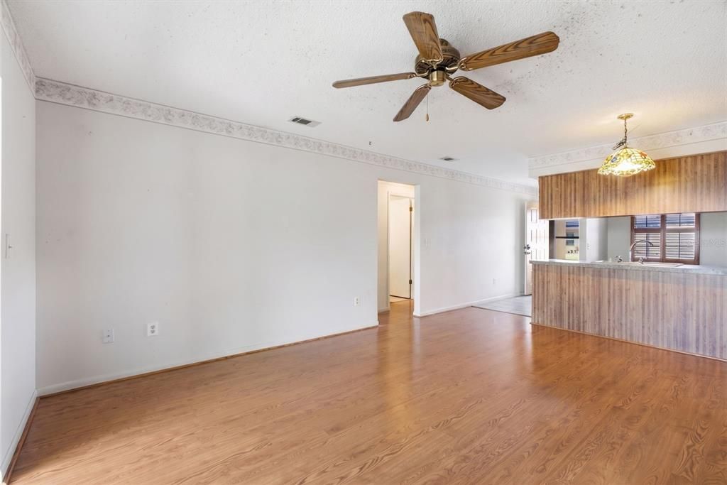 For Sale: $130,000 (2 beds, 1 baths, 921 Square Feet)