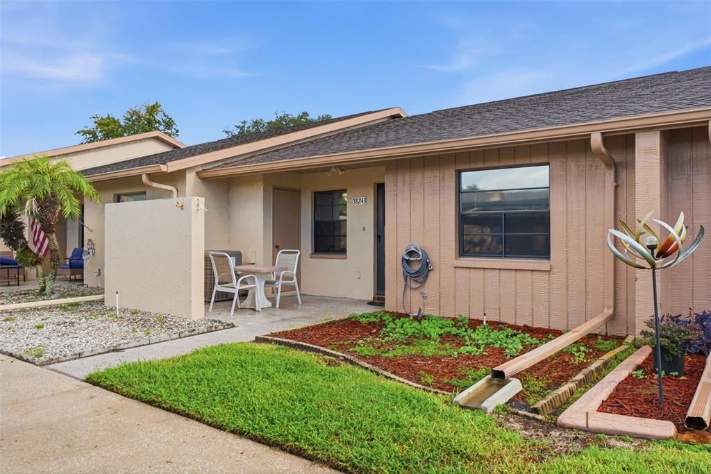 For Sale: $130,000 (2 beds, 1 baths, 921 Square Feet)