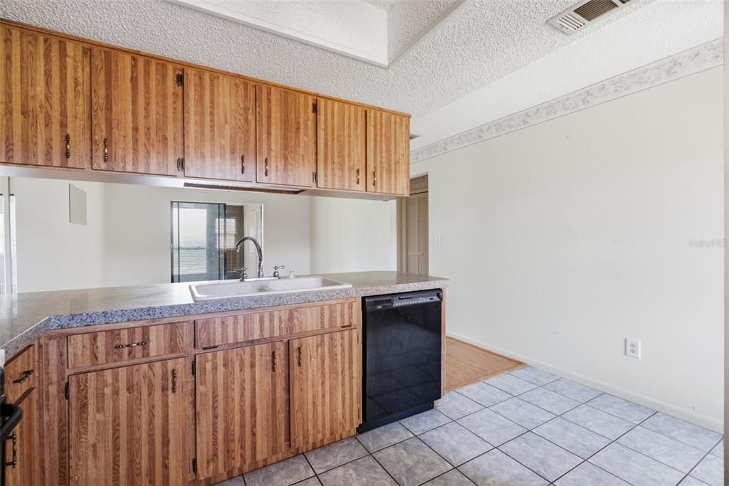 For Sale: $130,000 (2 beds, 1 baths, 921 Square Feet)
