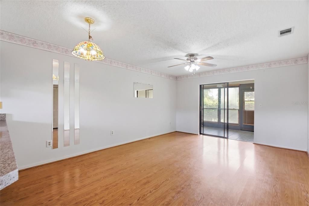 For Sale: $130,000 (2 beds, 1 baths, 921 Square Feet)