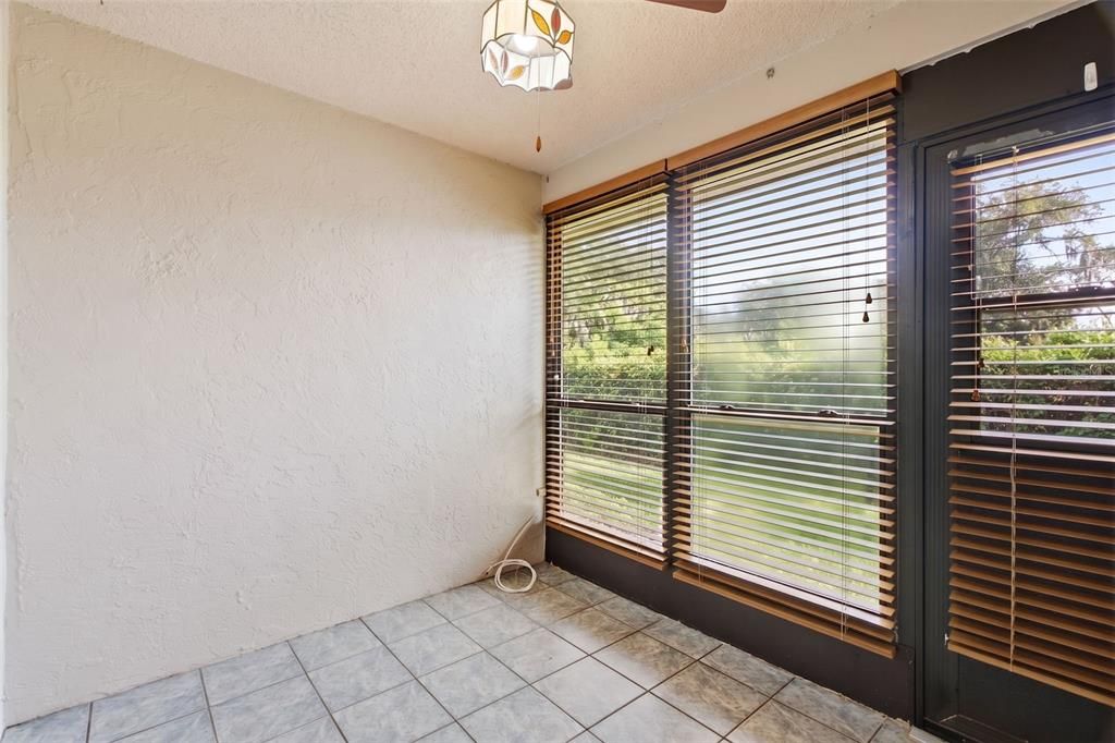 For Sale: $130,000 (2 beds, 1 baths, 921 Square Feet)