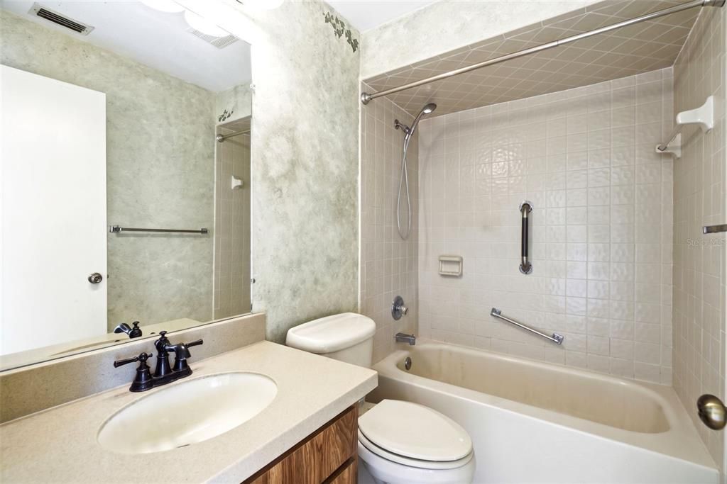 For Sale: $130,000 (2 beds, 1 baths, 921 Square Feet)