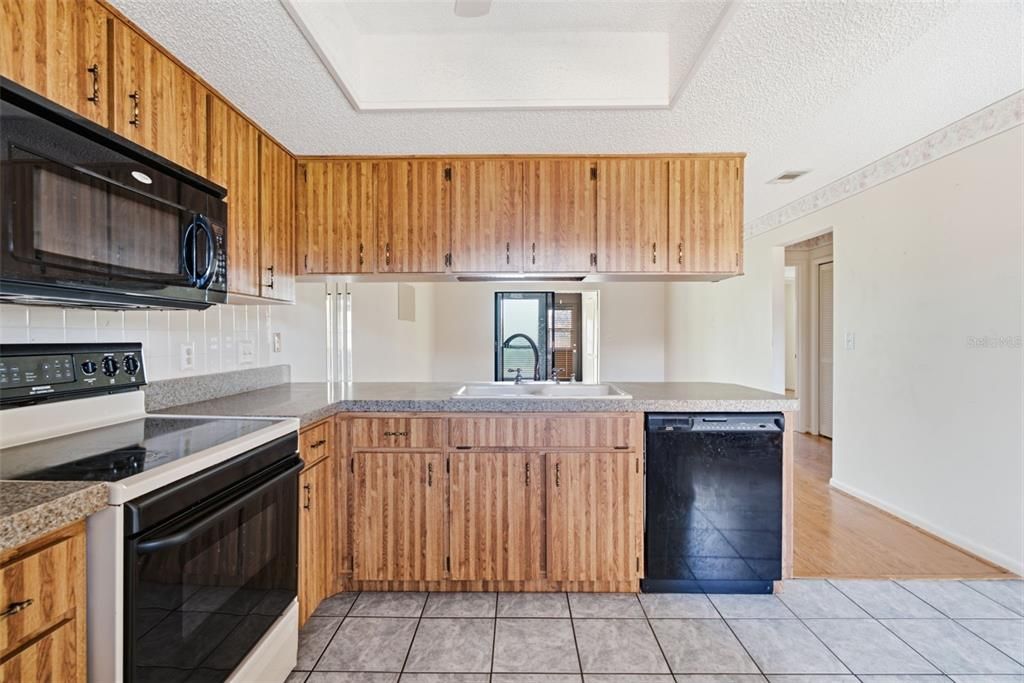For Sale: $130,000 (2 beds, 1 baths, 921 Square Feet)